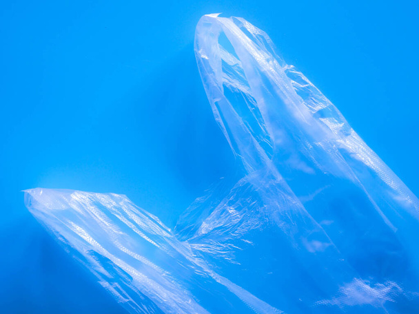 sac plastique sur fond bleu - Photo, image