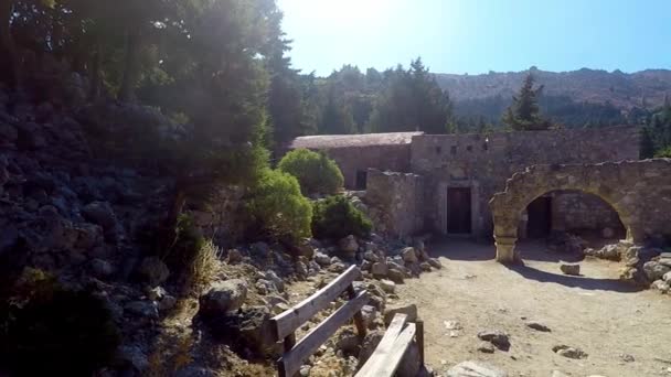 Restos de uma antiga igreja em Paleo Pili um local histórico na ilha de Kos, na Grécia. - Filmagem, Vídeo