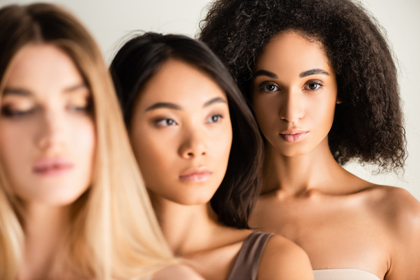 afro-américaine près de modèles multiculturels au premier plan flou  - Photo, image