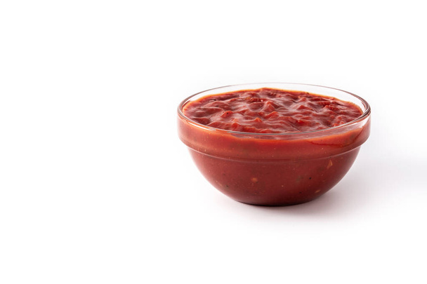Fűszeres chili szósz egy tálban elszigetelt fehér hátteren.Másolja tér - Fotó, kép