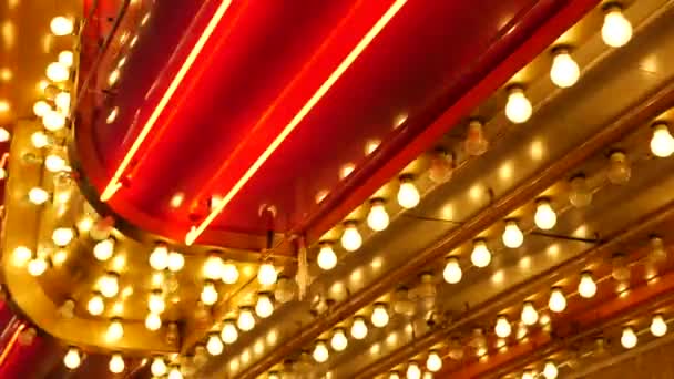Le vecchie lampade elettriche fasulle lampeggiano e brillano di notte. Abstract primo piano della decorazione del casinò retrò scintillante a Las Vegas, Stati Uniti. Lampadine illuminate in stile vintage scintillanti su Freemont street - Filmati, video