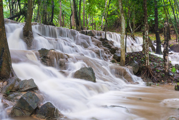 Watervallen bij Pha Tad Watervallen in het regenwoud bij het Khuean Srinagarindra National Park Kanchanaburi. - Foto, afbeelding
