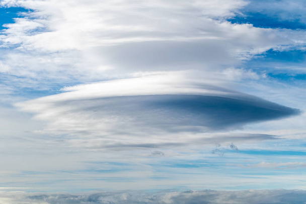 een grijze schijf vormige Cumulonimbus wolk over de Middellandse Zee - Foto, afbeelding