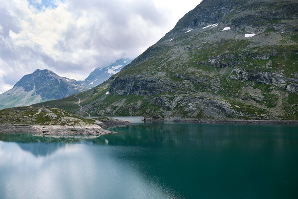 Pohled na Lago Bianco a Lago Nero z Bernina pass - Fotografie, Obrázek