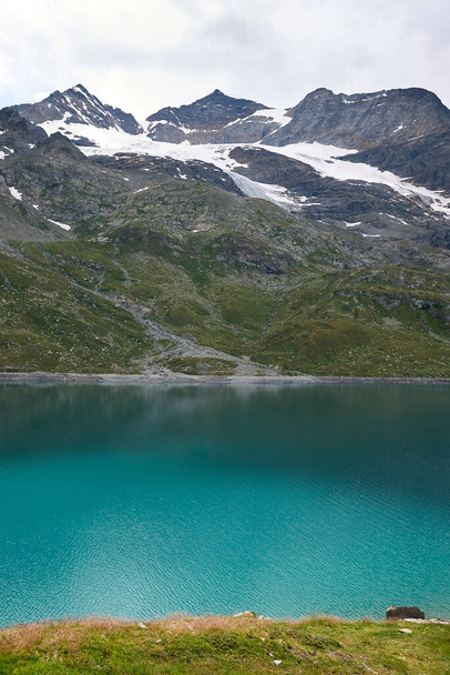 Vista de Lago Bianco y Lago Nero desde el paso de Bernina - Foto, Imagen