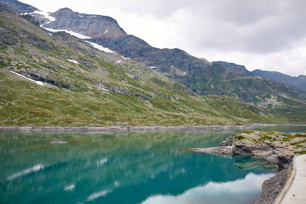 Pohled na Lago Bianco a Lago Nero z Bernina pass - Fotografie, Obrázek