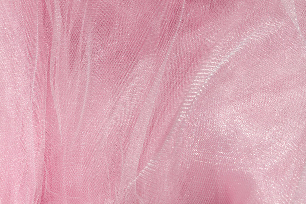 Vista superior de textura de tecido de tule rosa. Contexto de coral. Tendências de cor da moda saia tutu feminino flat lay, fundo do blog feminino para sinais de texto desidgn. Papel de parede feminino abstrato, superfície têxtil. - Foto, Imagem