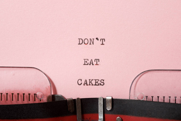 Не ешь фразу про торты, написанную пишущей машинкой.. - Фото, изображение