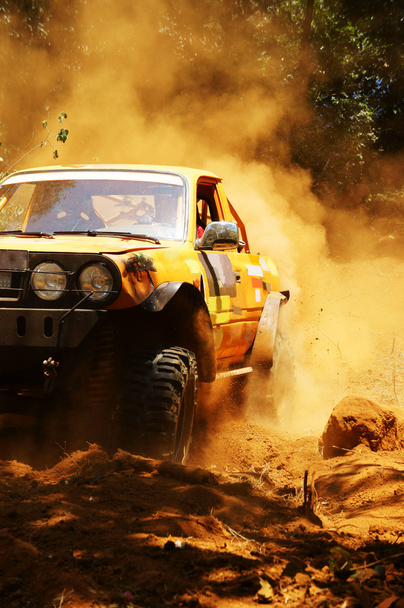 Racer στο έδαφος αγωνιστικά ο ανταγωνισμός των αυτοκινήτων - Φωτογραφία, εικόνα