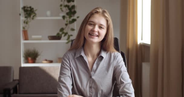 Portrait of teenage student girl or friendly business woman talking smiling, communicating with family friends colleagues in quarantine remotely from home online video conference, view from web camera - Video, Çekim