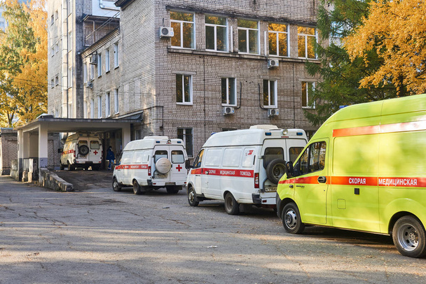 ロシア、ペルム- 10月1 、 2020:COVID-19患者を連れてきた救急車は、医師の負担のために病院の入院部門の前で待機しています - 写真・画像