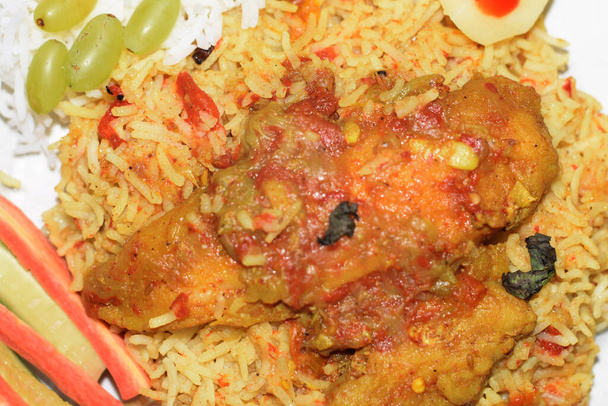Aziatisch eten bord. Vis, rijst, fruit, groenten, salade serveren - Foto, afbeelding