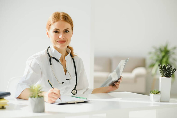 Medical doctor woman in the office - Foto, Imagen