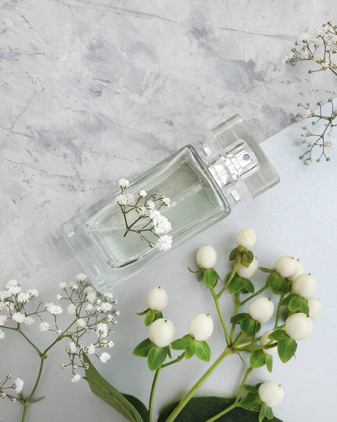 flor de perfume garrafa em um fundo de concreto - Foto, Imagem