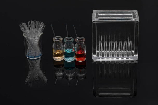 Los equipos de cromatografía de capa delgada incluyen frasco, gel de sílice, capilar y compuestos. Método TLC utilizado en el análisis de pureza de compuestos en el laboratorio de química. - Foto, imagen