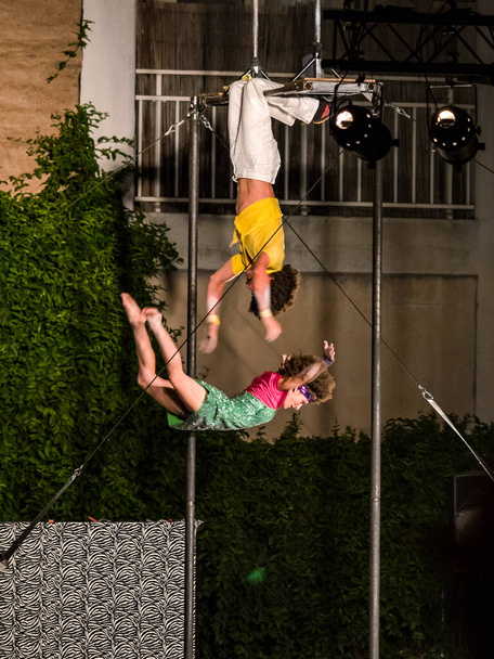 Szerkesztőség: 2020. augusztus 09.: Strasbourg, Franciaország. Utcai előadók, akrobaták, vándorszínház. Színházi Fesztivál Strasbourg utcáin. - Fotó, kép