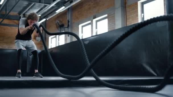 Sorgenvolles Kickboxtraining mit Seilen im Sportverein. Kämpferin mit Seilen in Turnhalle - Filmmaterial, Video