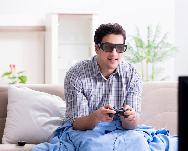 Człowiek gra w gry 3D w domu - Zdjęcie, obraz