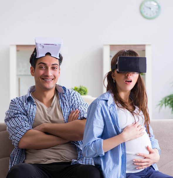 Young couple trying virtual reality glasses goggles - Fotoğraf, Görsel