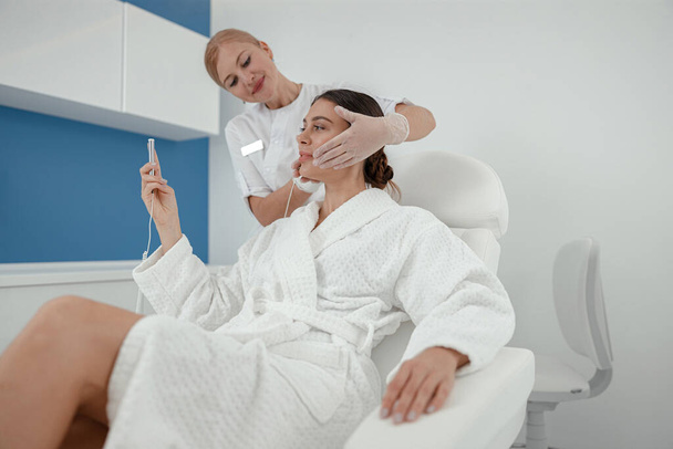 Beautiful healthy smiling caucasian woman is doing beauty procedures at spa and healthcare salon - Foto, afbeelding