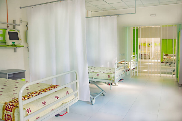 больничное отделение с кроватями в больнице. - Фото, изображение