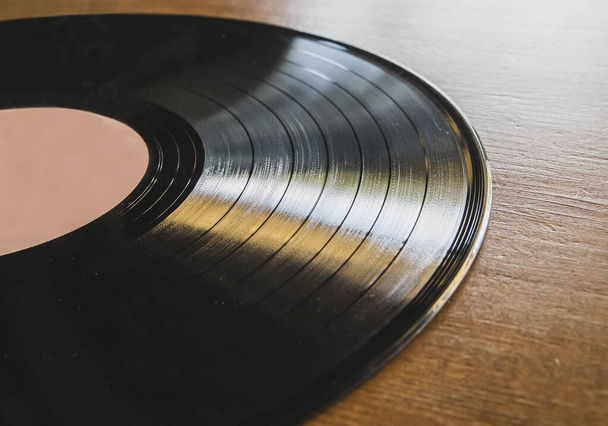 disque vinyle repose sur une table en bois brun - Photo, image