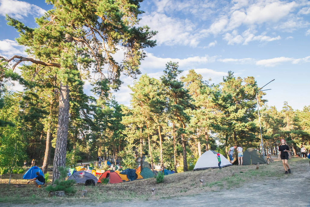 Glebovka, Ukraine, août 2020 : Cité des tentes dans la forêt - Photo, image