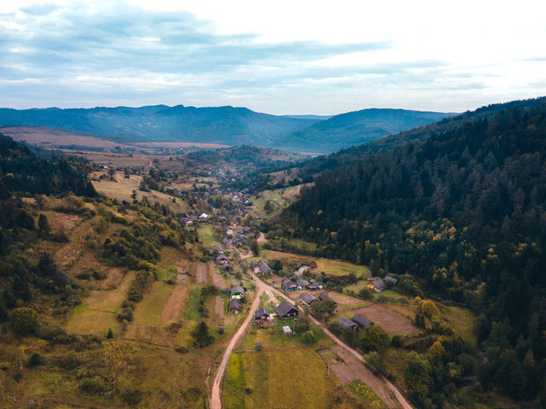 εναέρια άποψη του χωριού το φθινόπωρο βουνά. νεφελώδης καιρός - Φωτογραφία, εικόνα
