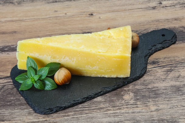 Parmezán sajt bazsalikomlevéllel és dióval - Fotó, kép