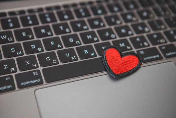 punainen sydän symboli kannettavan näppäimistön. verkossa dating. lähikuva - Valokuva, kuva