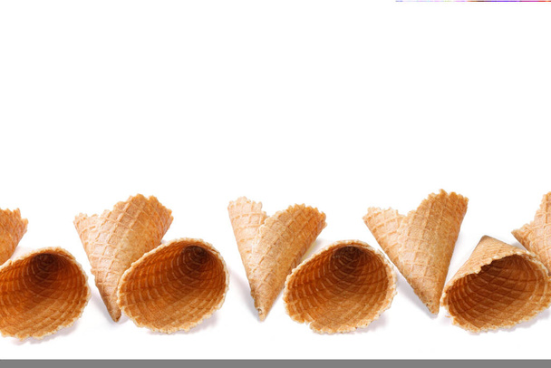 Tasses de cône de gaufrettes vides pour crème glacée isolées sur fond blanc. - Photo, image