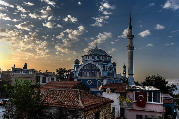 Konak, de cultuur, kunst en entertainment centrum van Izmir, wordt bezocht door lokale en buitenlandse toeristen. - Foto, afbeelding