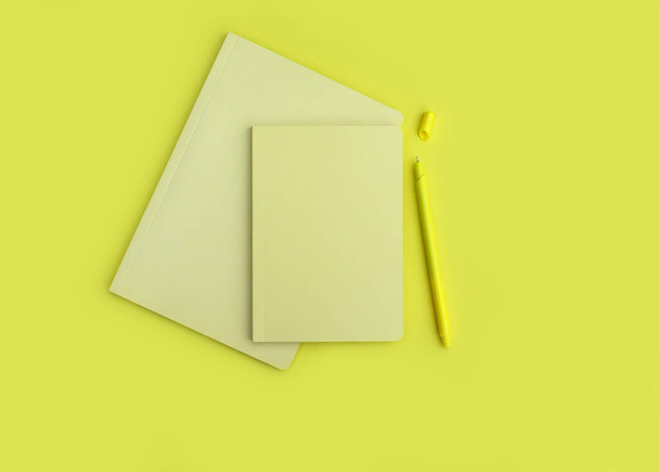Composición otoñal en tonos amarillos. Bloc de notas plano y flores secas. Para hacer una lista Mock up Vista superior - Foto, imagen