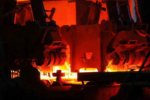 溶湯鋼鋳造後の赤熱鋼金属ビレット。連続鋳造機。鍛冶・冶金産業の背景.  - 写真・画像