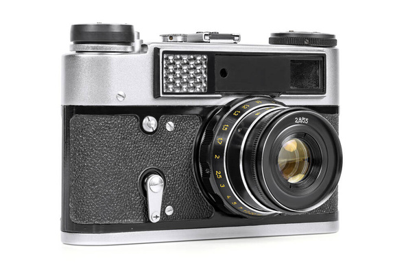 Vintage analoge camera geïsoleerd op witte achtergrond met clipping pad - Foto, afbeelding