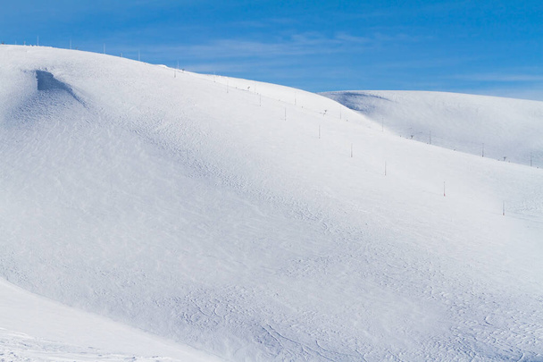 Piste de ski dans les montagnes de Khibini plan général, fond d'hiver - Photo, image