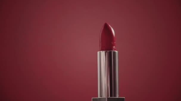 Lápiz labial rojo vintage en tubo de plata y destellos de luz brillante, producto de maquillaje de lujo y cosméticos de vacaciones para la marca de belleza - Metraje, vídeo
