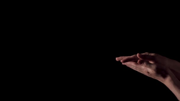 Vrouwelijke handen op een zwarte achtergrond - Video