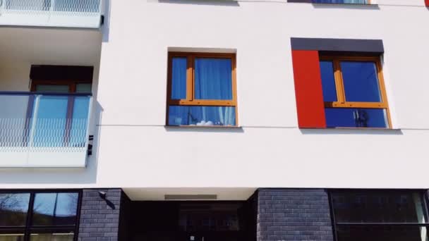 Σύγχρονες πολυκατοικίες και σύγχρονα κτίρια κατοικιών, αρχιτεκτονική και ακίνητα στην ευρωπαϊκή πόλη - Πλάνα, βίντεο
