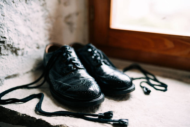 Μαύρα παπούτσια Scottish Groom με μακριά κορδόνια από δέρμα λαγού - Ghillie Brogues. - Φωτογραφία, εικόνα
