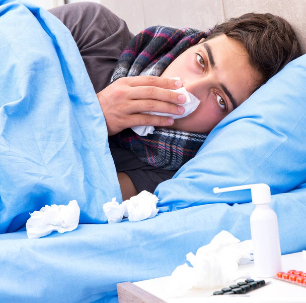 Homem doente com gripe deitado na cama - Foto, Imagem