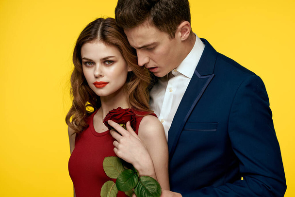 Pár szerelmes férfi és nő piros rózsa klasszikus jelmez piros ruha modell - Fotó, kép