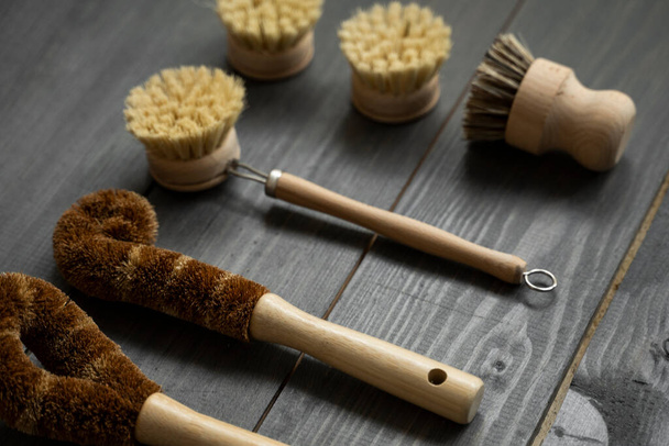 Set of brushes for eco-cleaning the home, washing dishes and surfaces without chemicals and plastic. Zero waste kitchen cleaning concept. Eco friendly natural cleaning bamboo dish brushes. - Φωτογραφία, εικόνα