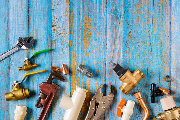 Notwendige Werkzeuge für Klempner wurden vom Handwerker vor der Reparatur Sanitärmaterialien wie Kupferrohr, Ellenbogengelenk, Schraubenschlüssel vorbereitet - Foto, Bild