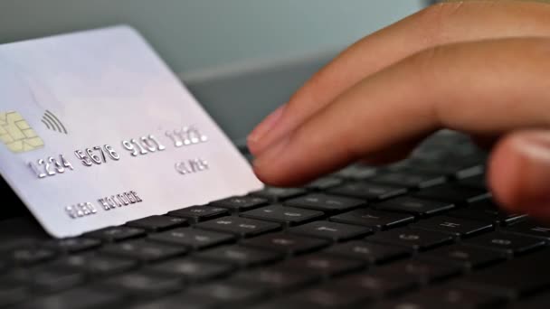 E-commerce pago de compras en línea en la aplicación de ordenador portátil utilizar la tarjeta de crédito para las compras en línea - Metraje, vídeo