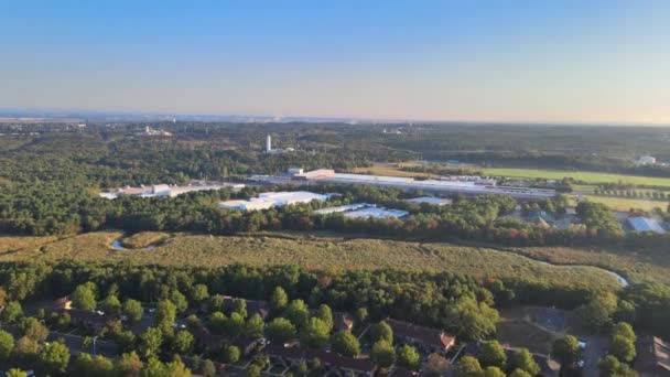 Αεροφωτογραφία της όμορφης μικρής πόλης καταπληκτικό τοπίο της θαυμάσιας σκηνής με τα σπίτια πράσινο δάσος - Πλάνα, βίντεο