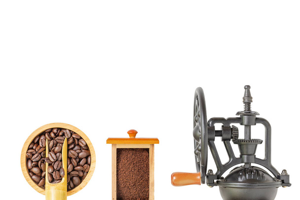 コーヒーグラインダー、コーヒーパウダー、コーヒー豆、白を背景に. - 写真・画像