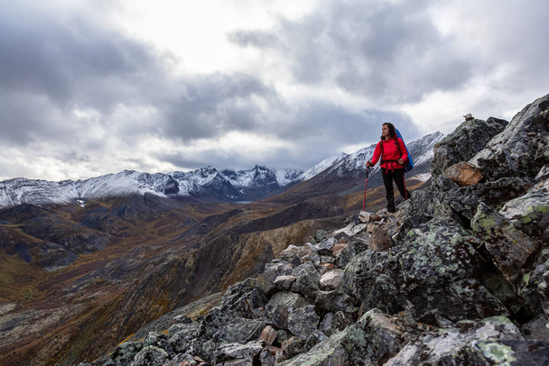 Girl Backpacking along Scenic Hiking Trail - Foto, Bild