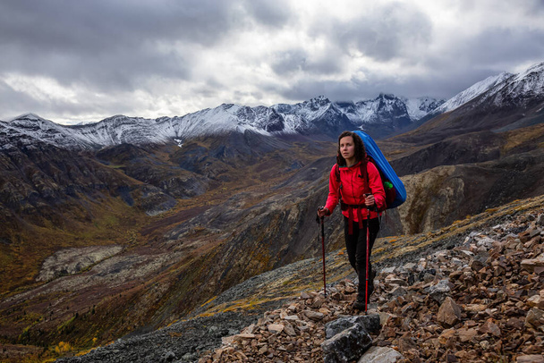 Girl Backpacking along Scenic Hiking Trail - Фото, изображение