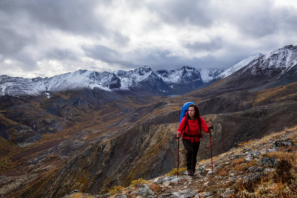 Girl Backpacking along Scenic Hiking Trail - Zdjęcie, obraz